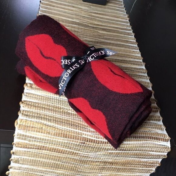NWT small red/ black throw with lips print - Picture 1 of 1
